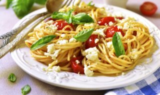 Kirchererbsen Spaghetti mit Kirschtomaten, Mozzarella und Anchovis