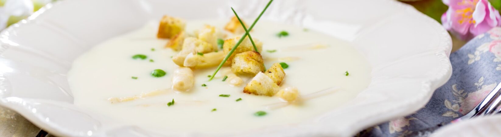 Spargelcremesuppe mit Toastbrotwürfel und Schnittlauch