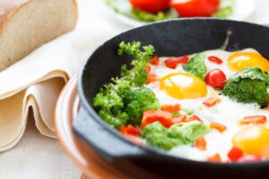 Spiegelei mit Brokkoli und Paprika