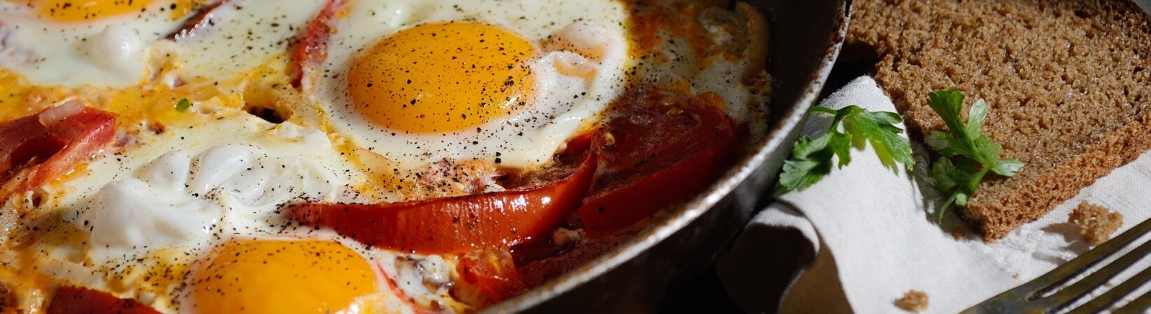 Paprika-Spiegelei auf Vollkornbrot