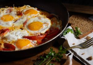 Paprika-Spiegelei auf Vollkornbrot