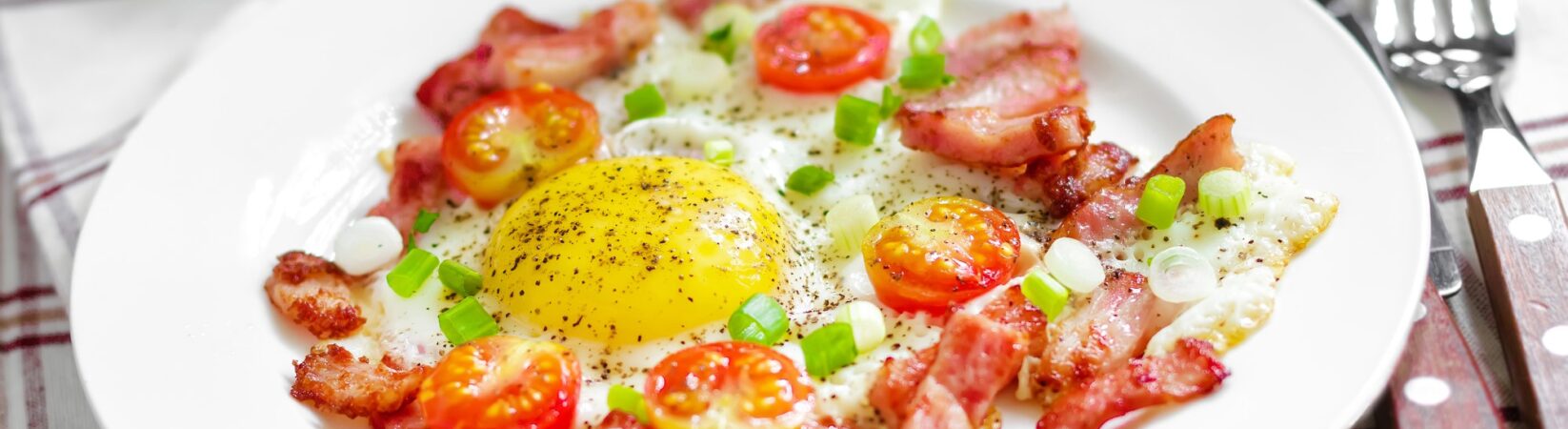 Spiegelei mit Tomaten, Schinkenspeck und Vollkornbrot