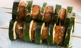 Rinderspieße mit Zucchini und grünem Salat Rinderspieße mit Zucchini und grünem Salat