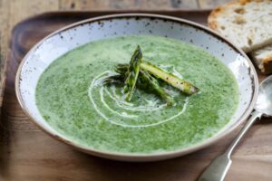 Spinatcremesuppe mit grünem Spargel