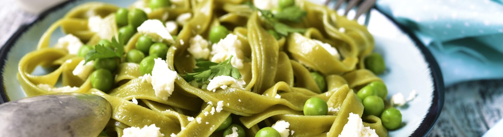 Spinattagliatelle mit Erbsen und Feta