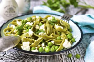 Spinattagliatelle mit Erbsen und veganem Feta