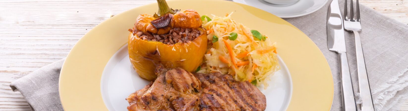 Schweinesteak mit gefüllter Paprika und Krautsalat