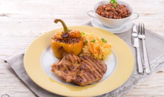 Schweinesteak mit gefüllter Paprika und Krautsalat