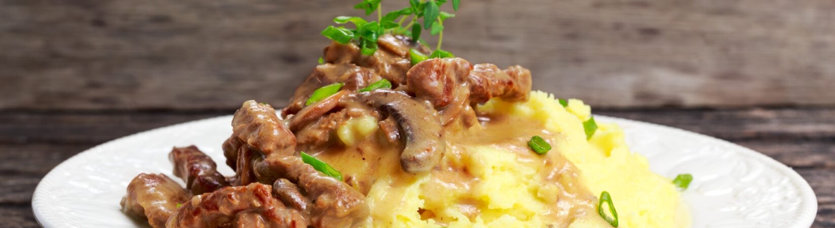 Schweinegeschnetzeltes mit Kartoffelbrei in Pilz-Sahne-Sauce