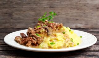 Schweinegeschnetzeltes mit Kartoffelbrei in Pilz-Sahne-Sauce Schweinegeschnetzeltes mit Kartoffelbrei in Pilz-Sahne-Sauce