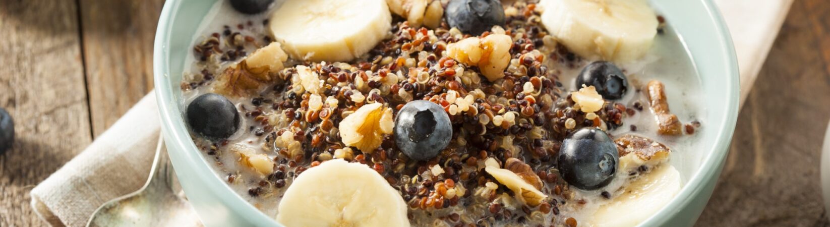 Quinoa mit Banane, Blaubeeren und Walnüssen