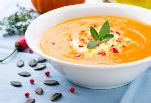 Kürbissuppe mit Möhren und Süßkartoffel