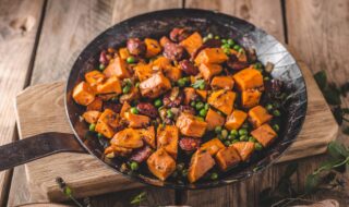 Süßkartoffelpfanne mit Chorizo und Erbsen