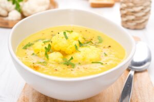 Suppe mit Blumenkohl, Kartoffeln und Curry