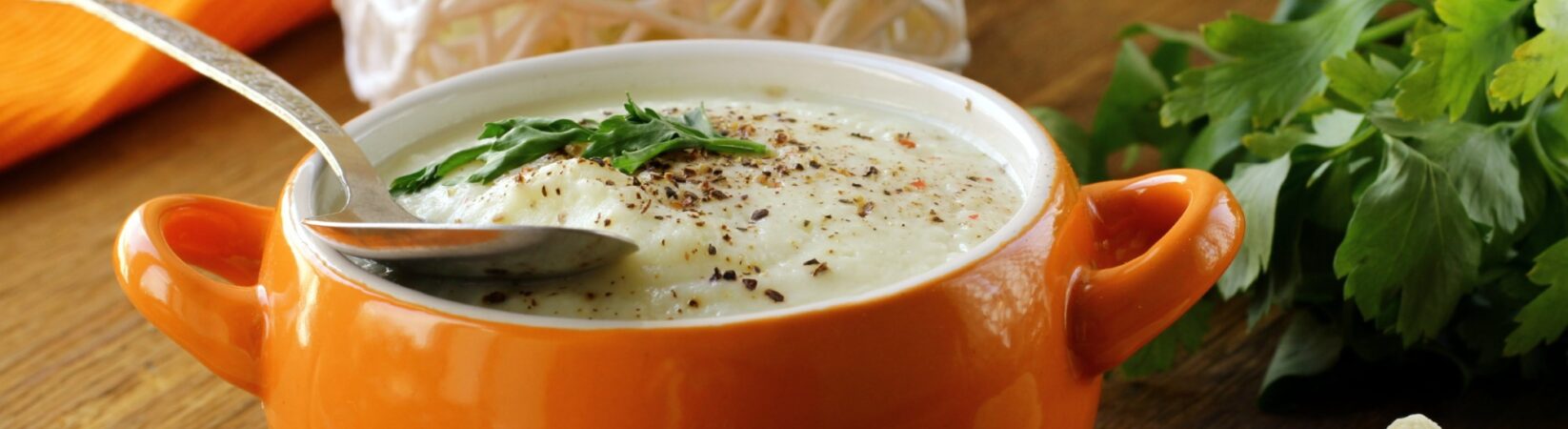 Suppe mit Blumenkohl und Kartoffeln