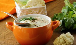 Suppe mit Blumenkohl und Kartoffeln