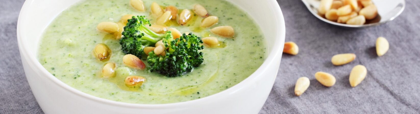 Suppe mit Hackfleisch, Kartoffeln, Brokkoli und Pinienkernen