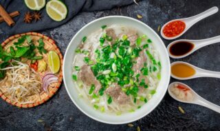 Suppe mit Mungobohnensprossen und Rindfleisch