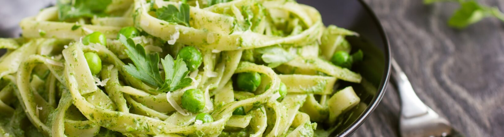 Tagliatelle mit Erbsen und Petersilienpesto