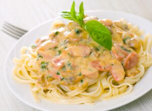 Tagliatelle mit Möhre, Champignons und heller Sauce