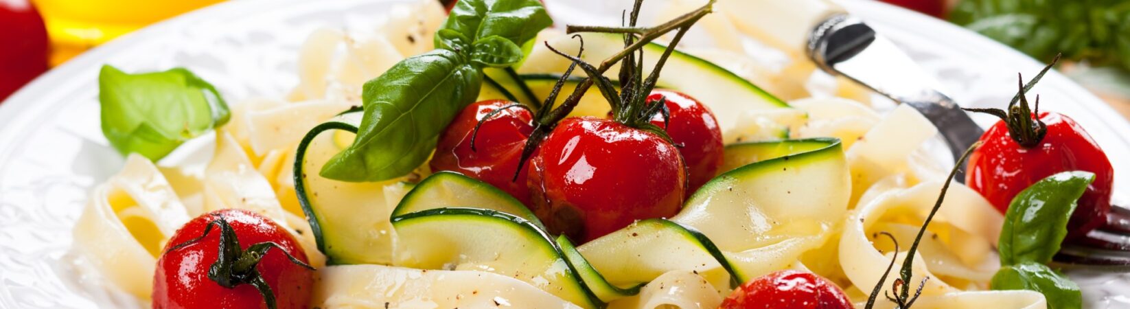 Tagliatelle mit Kirschtomaten und Zucchini