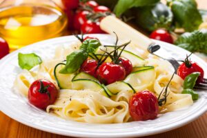 Tagliatelle mit Kirschtomaten und Zucchini