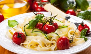 Tagliatelle mit Kirschtomaten und Zucchini Tagliatelle mit Kirschtomaten und Zucchini