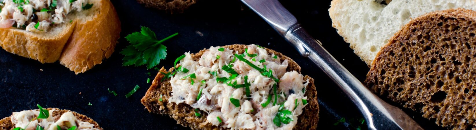 Thunfischaufstrich auf geröstetem Brot