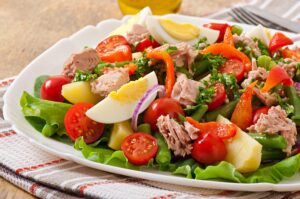 Thunfischsalat mit Ei, Tomaten, Bohnen, Kartoffeln und Paprika