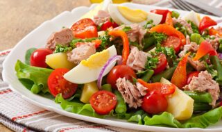 Thunfischsalat mit Ei, Tomaten, Bohnen, Kartoffeln und Paprika Thunfischsalat mit Ei, Tomaten, Bohnen, Kartoffeln und Paprika