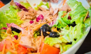 Thunfischsalat mit Lollo Rosso und Gemüse Thunfischsalat mit Lollo Rosso und Gemüse