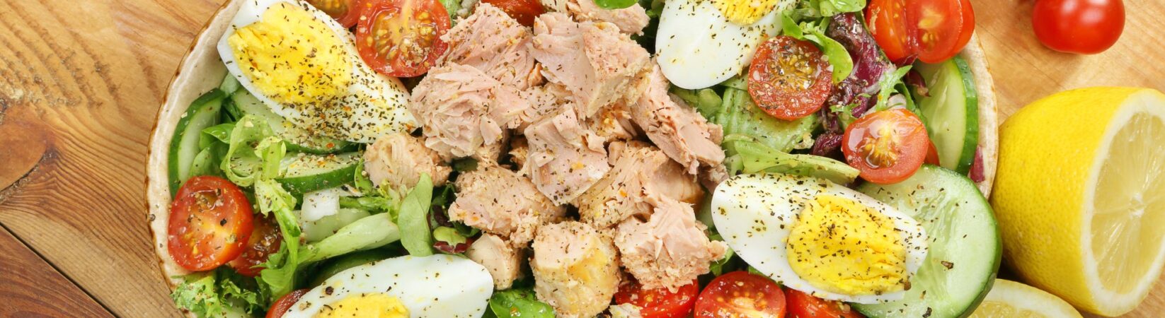 Thunfischsalat mit Tomaten, Gurke, Ei und Feldsalat