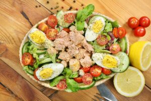 Thunfischsalat mit Tomaten, Gurke, Ei und Feldsalat