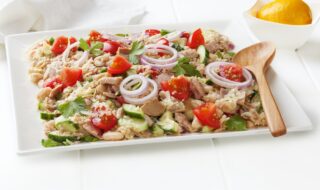 Thunfischsalat mit Tomaten, Gurke und Zwiebel Thunfischsalat mit Tomaten, Gurke und Zwiebel