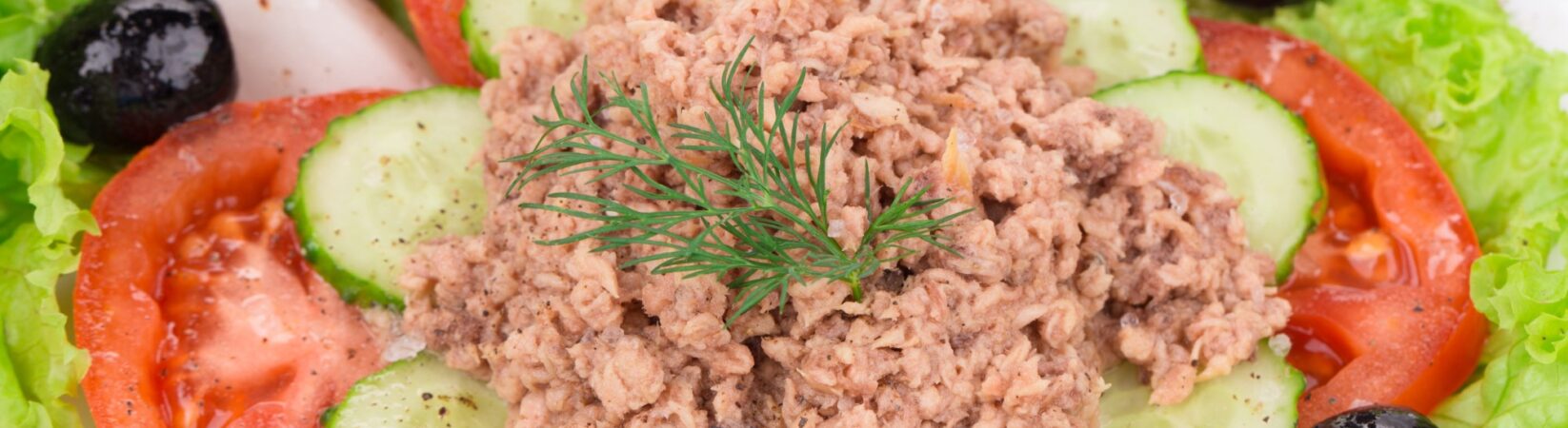 Thunfischsalat mit Tomaten, Radieschen, Gurke und Oliven