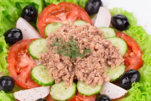 Thunfischsalat mit Tomaten, Radieschen, Gurke und Oliven