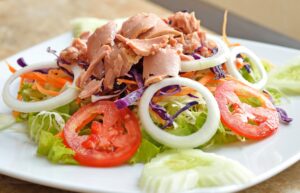 Thunfischsalat mit Tomaten, Zwiebel und Salat