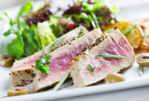 Thunfischsteak mit Bratkartoffeln und Salat