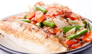 Tilapia mit Reis, Möhre und Brechbohnen Tilapia mit Reis, Möhre und Brechbohnen