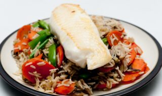 Tilapia mit Reis, Zuckerschoten, Möhre und Champignons Tilapia mit Reis, Zuckerschoten, Möhre und Champignons