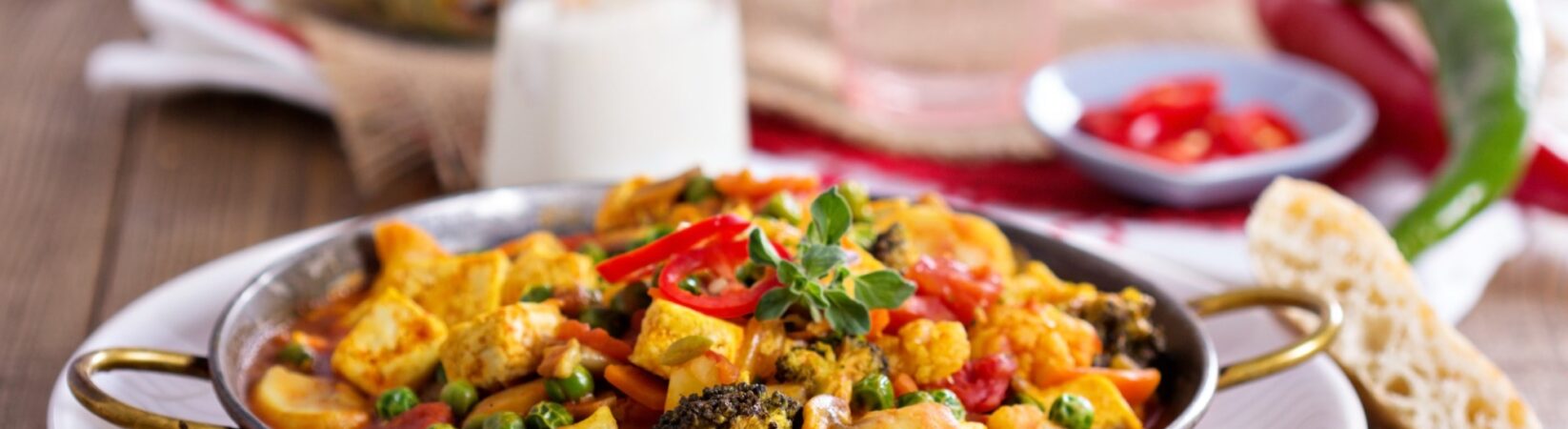 Tofu-Curry mit Pilzen und buntem Gemüse