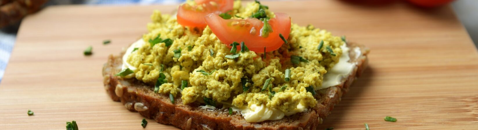 Tofu-Rührei mit Vollkornbrot und Tomate