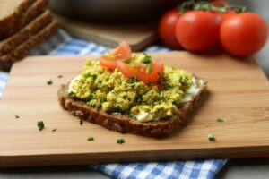 Tofu-Rührei mit Vollkornbrot und Tomate