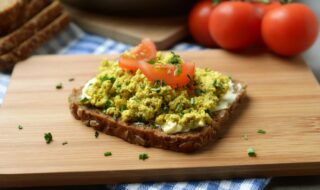 Tofu-Rührei mit Vollkornbrot und Tomate