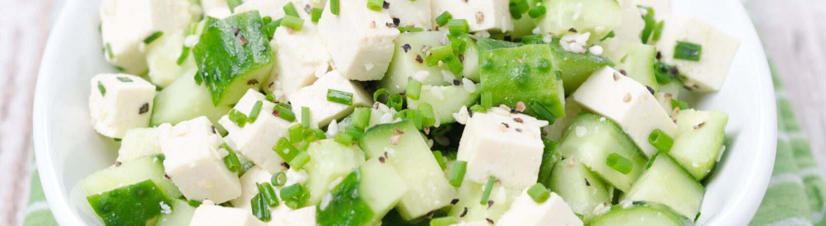 Tofu-Salat mit Gurke, Frühlingszwiebel und Sesamsamen