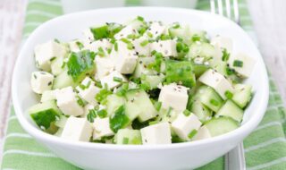 Tofu-Salat mit Gurke, Frühlingszwiebel und Sesamsamen Tofu-Salat mit Gurke, Frühlingszwiebel und Sesamsamen