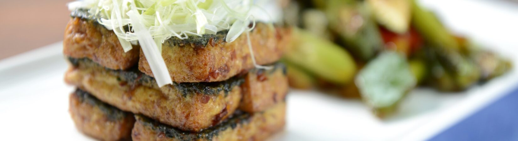 Tofusteaks mit gebratenen Zuckerschoten