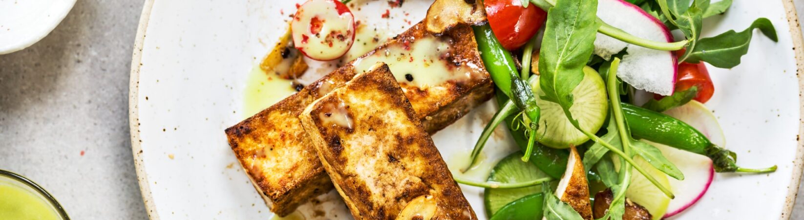 Tofu gebraten mit Zuckerschoten und Salat