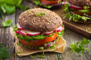 Mehrkornbrötchen mit veganer Creme, Tomate, Gurke und Radieschen