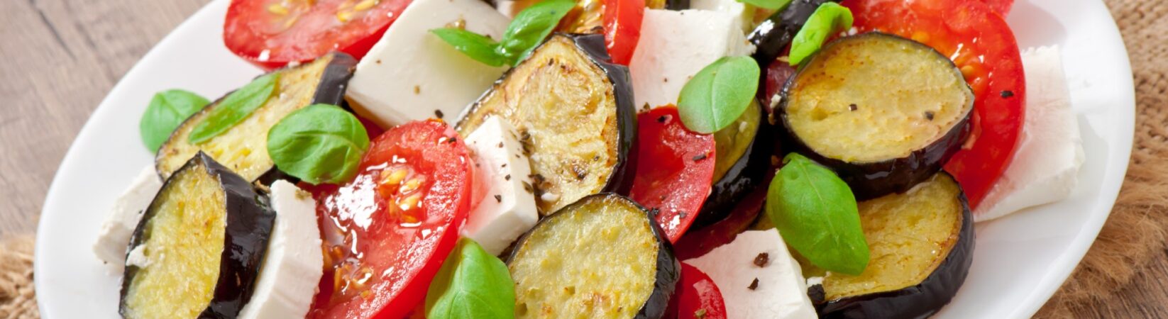 Tomaten-Mozzarella-Salat mit Aubergine